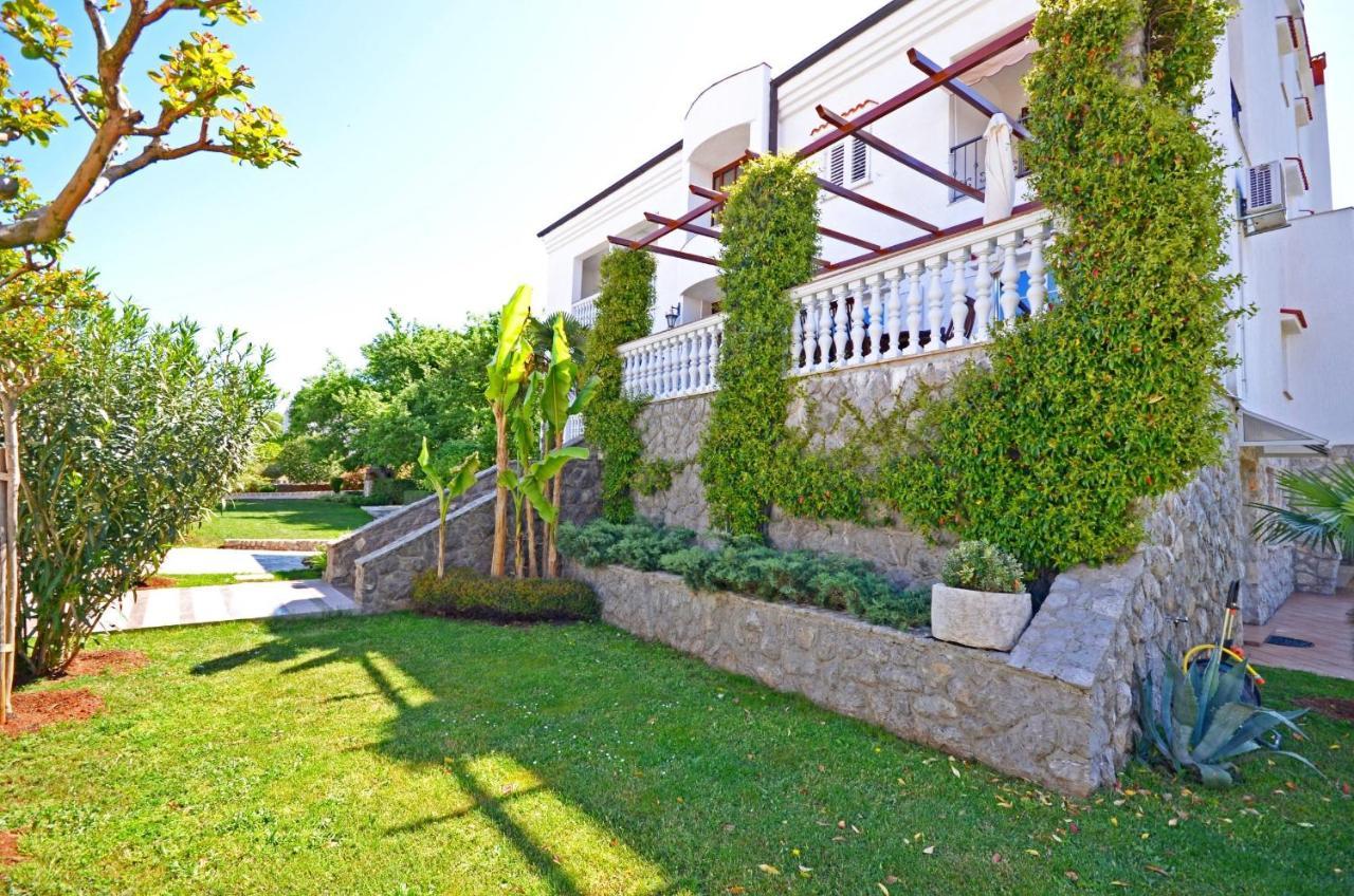 Apartments Sinisa Малинска Экстерьер фото