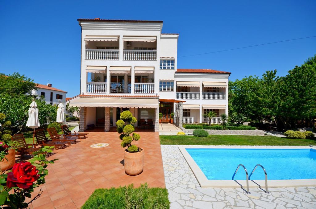 Apartments Sinisa Малинска Экстерьер фото