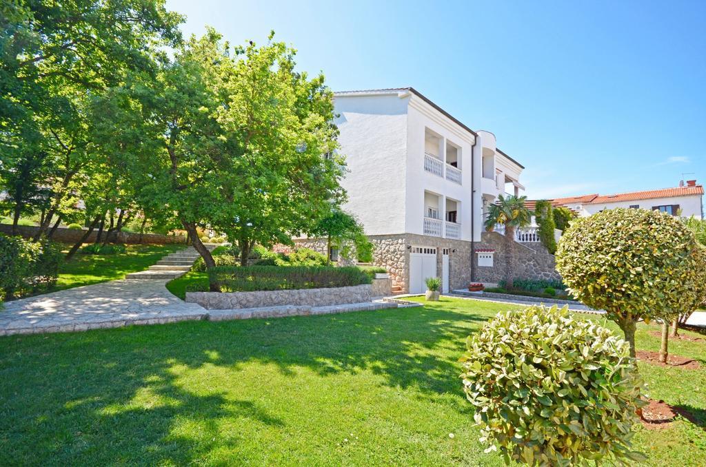 Apartments Sinisa Малинска Экстерьер фото