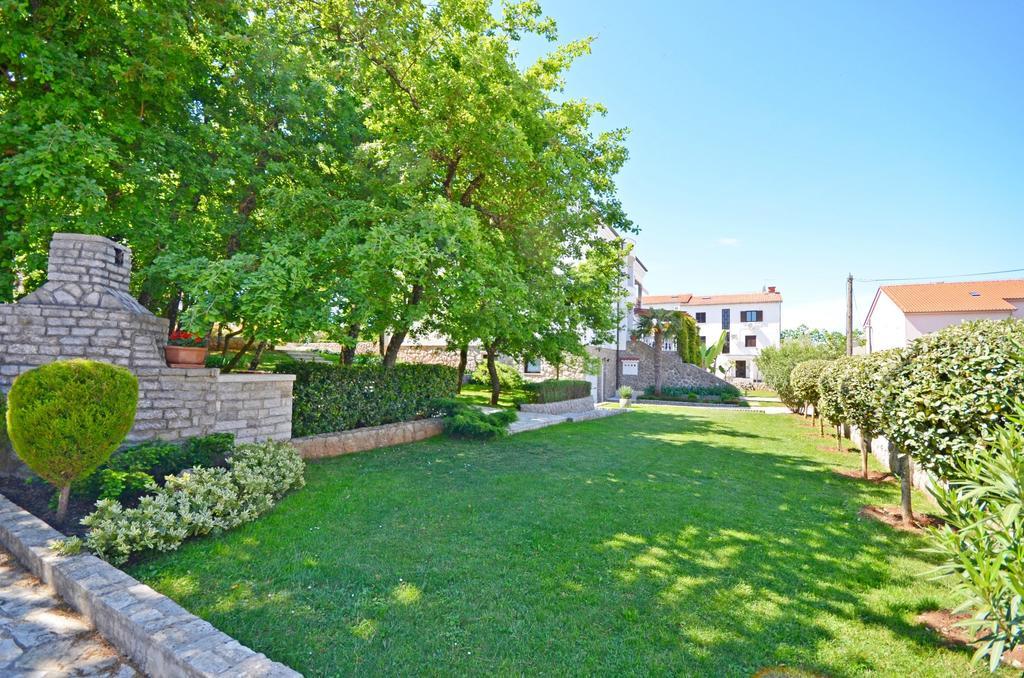 Apartments Sinisa Малинска Экстерьер фото