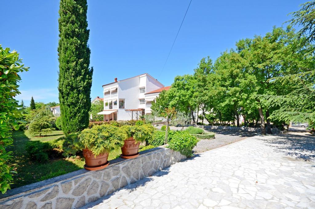 Apartments Sinisa Малинска Экстерьер фото
